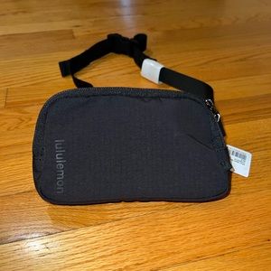 Lululemon mini belt bag - black- NWT
